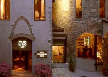 This 4 star hotel offers 2 restaurants, a gym and 96 rooms and suites some with jacuzzi and spectacular views of the Duomo.