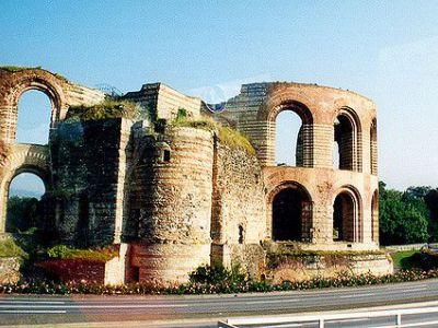 Address: Olewiger Strasse, Trier, Germany Image Courtesy of Flickr and QuartierLatin1968 B) Imperial Roman Baths (Kaiserthermen) (must see) Imperial Roman Baths (Kaiserthermen) are just ruins now.