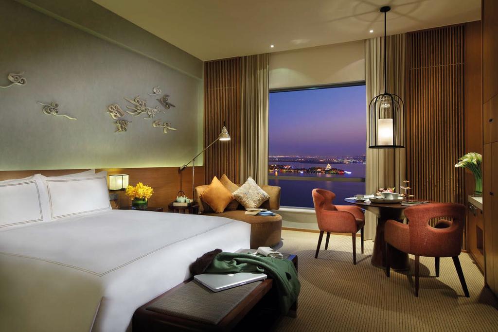 DELUXE LAKE ROOM Enjoy the comfort of a contemporary 52 Sqm room with stunning views of Jinji Lake. Equipped with 40 LCD TV with Yamaha Soundbar acoustics.