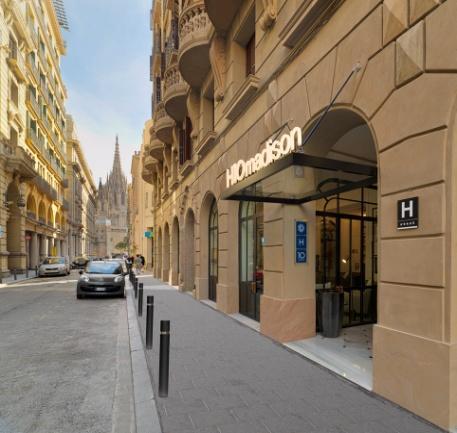 and T2) 500 m from Catalunya metro station (Lines 1 and 3) and train station (Renfe and FGC) 800 m from Passeig de Gràcia metro station (Lines 2, 3 and 4) 1.2 km from Gaudí's Casa Batlló 1.