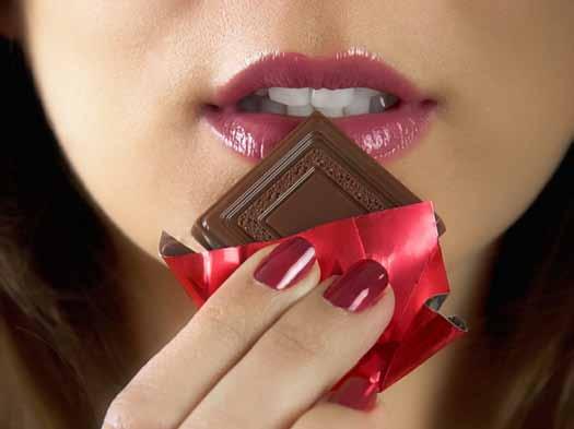 mentalno zdravlje Da li čokolada popravlja raspoloženje? Bernel E. Boldvin Da li su vam nekada rekli da je dobro da jedete čokoladu zato što sadrži snažne antioksidanse?