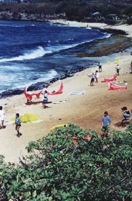 deskanje z zmajem izkazal kot eden izmed najatraktivnejših športov (History of KiteSurf, b.d.). Slika 6. Maui, Hookipa Beach začetki popularizacije deskanja z zmaji v ZDA (White, 1999).