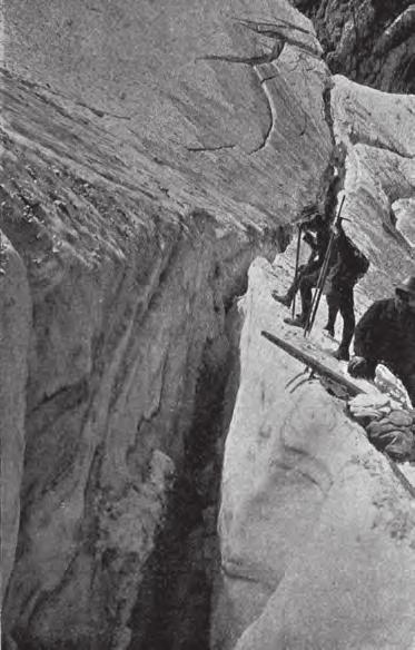 Slika 2: Prečna ledeniška razpoka na Ledeniku pod Skuto leta 1913 (Kunaver, 1913) (fotograf: Josip Kunaver) 2.