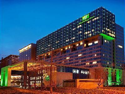 4. Holiday Inn Shanghai West 2000 Huqingping Road, Shanghai The Holiday Inn Shanghai West (Shanghai Xijiao Jiari Jiudian) is located near the Metro Line 2's Xujing station and a ten-minute drive from