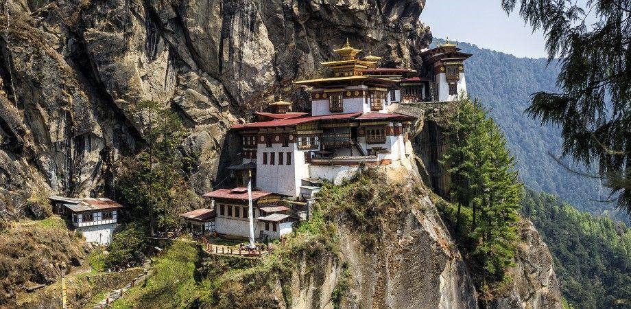 BHUTAN TREK TOUGH ABOUT THE CHALLENGE The small Buddhist Kingdom of Bhutan, Land of the Thunder Dragon, lies in the soaring peaks and forested valleys of the eastern Himalayas.