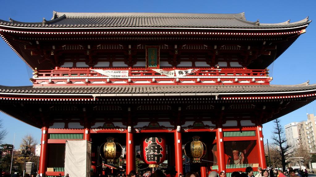 As they enjoy the nightlife, you'll be able to walk along the Nakamise (narrow shopping street leading to Senso-ji) with an abundant amount of space, while experiencing the temple without the crowds.