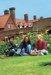 Select English osnovan je 1976. godine. Ima 32 godine iskustva u organizaciji malih grupa za učenje engleskog jezika, kao i mogućnost cjelogodišnjeg školovanja.