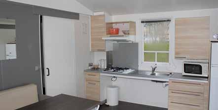 190-1 kitchenette (refrigerator, hotplate, extractor hood, crockery and kitchen utensils, electric coffee maker, microwave oven).