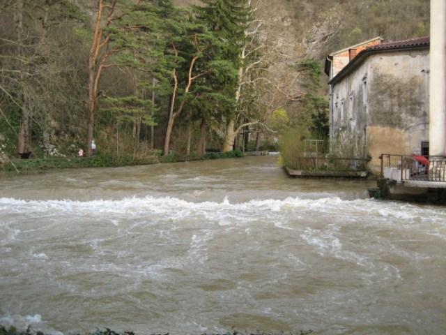 Potok Močilnik je prestopil bregove v Porečah, ob mostu za Manče ter lokalno na posameznih odsekih.