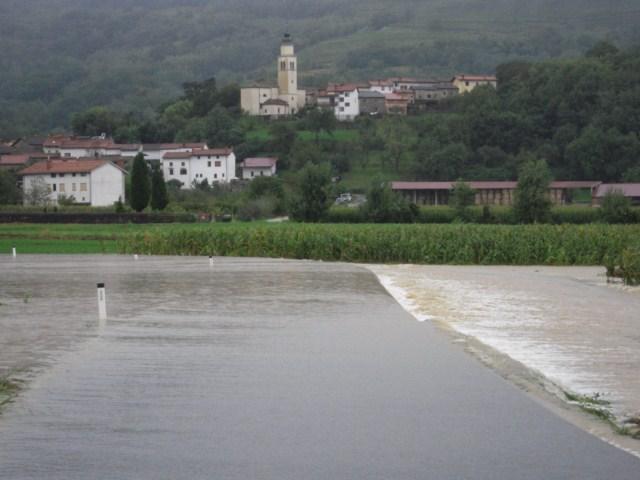 Obstoječe in nesanirane poškodbe zaradi preteklih poplav so se povečale, prav tako so nastale nove poškodbe na vodni infrastrukturi ter naravnih in urejenih brežinah vodotokov (Kastelic in sod.