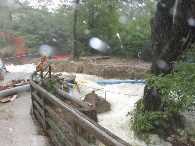 Slika 32 (levo): Poplavljena lokalna cesta pod odlagališčem komunalnih odpadkov Dolga Poljana v Ajdovščini (Goričan, 2012) Slika 33 (desno): Pogled na poplavljeno Vipavsko dolino (Občina Ajdovščina,