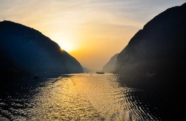 Day 11: Yangtze River Cruise Meals included: Breakfast, Lunch, Dinner Prepare for breathtaking vistas as the ship passes through Wu and Qutang gorges.