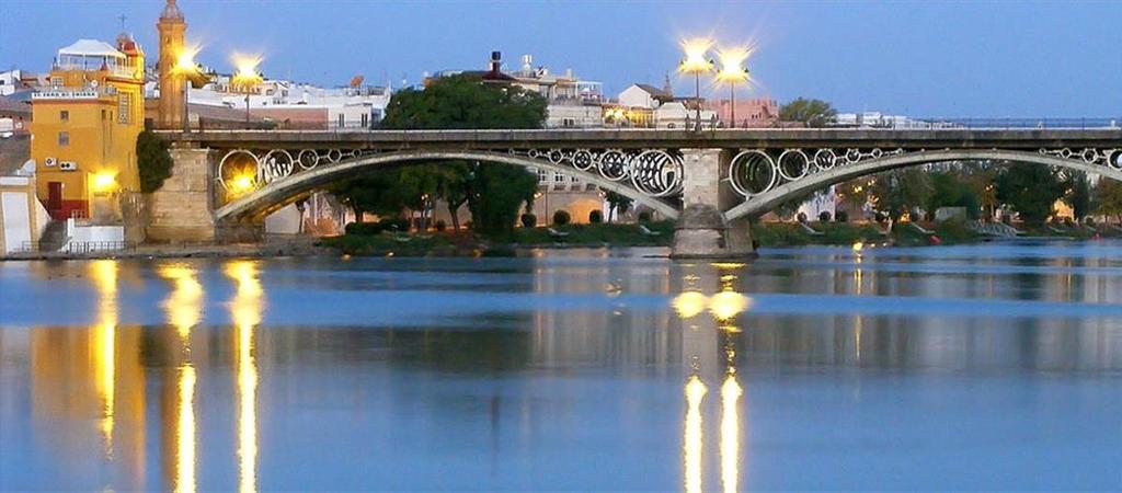 Enjoy the panoramic views from the fancy and outstanding deck, featuring: Maestranza Bull Ring Bullfighter s Temple- Ancient bridges -like Triana and San Telmo bridges Triana district cradle of