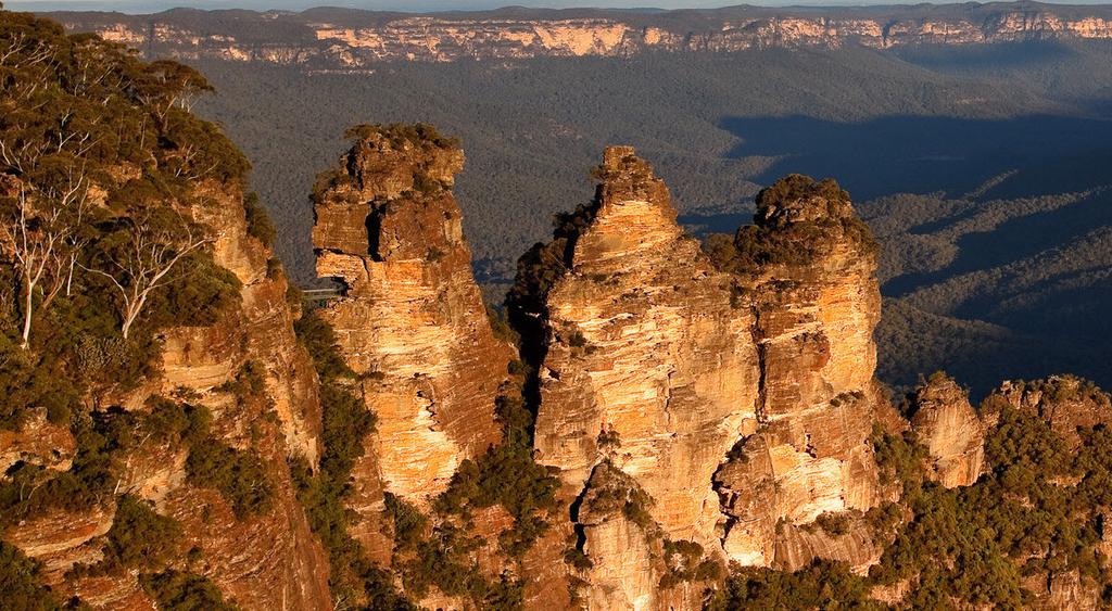 CHECK OUT OUR DAILY SPECIALS Blue Mountains PREMIUM Luxury Small Group Touring Experience A rugged wonderland of sandstone outcrops, deep ravines, pristine bushland, rainforest & dramatic cliffs.