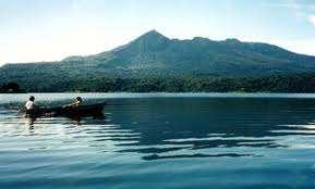 On a boat trip on the islands enjoy the tranquility of the lake, flora and fauna.