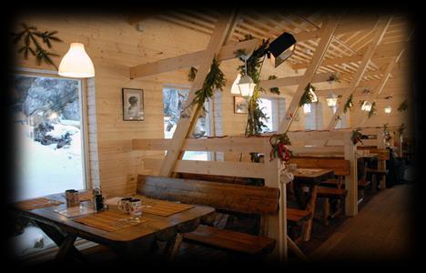 This authentic wooden lodge serves up incredible cuisine, with tasty specialties, including a selection of cheeses and barbecued meats to enjoy either inside or on wooden picnic-style tables; while