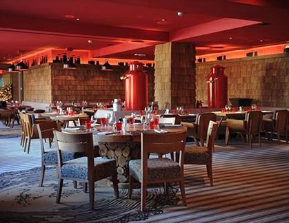 The contemporary decor adds a funky touch to the traditional mountain chalet interior. Whatever the time of day or year, the restaurant serves a wide range of freshly cooked, international cuisine.