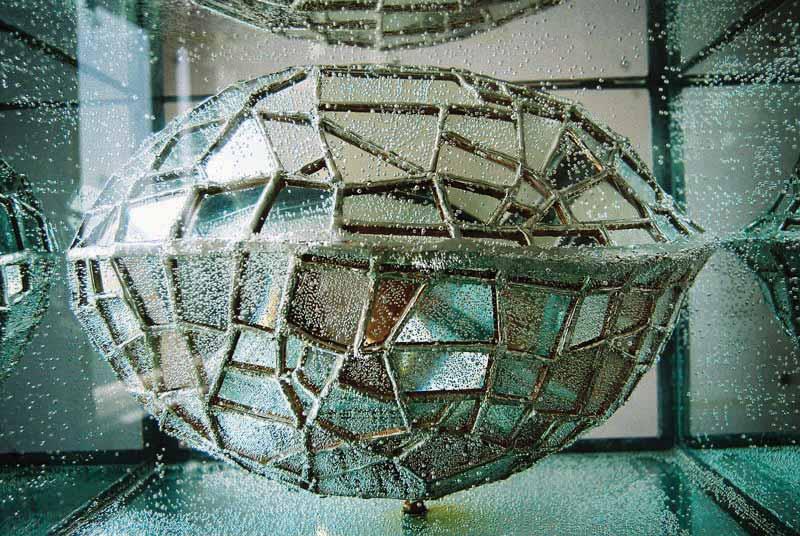 Вељко Зејак Nucleus - скулптура - инсталација, тифани техника витража, стакло, огледало, вода, метал