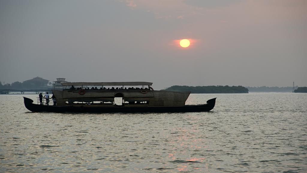Set against the backdrop of lush tea plantations, you will then explore the game rich landscapes of Eravikulam and Periyar by bamboo raft and on foot, before joining an overnight cruise through the