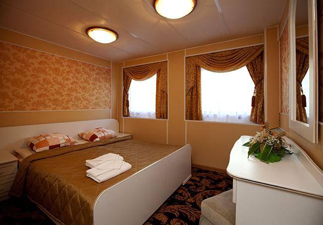 SUITE 2 room cabin with separate bedroom and lounge area, around 30 square meters, equipped with private