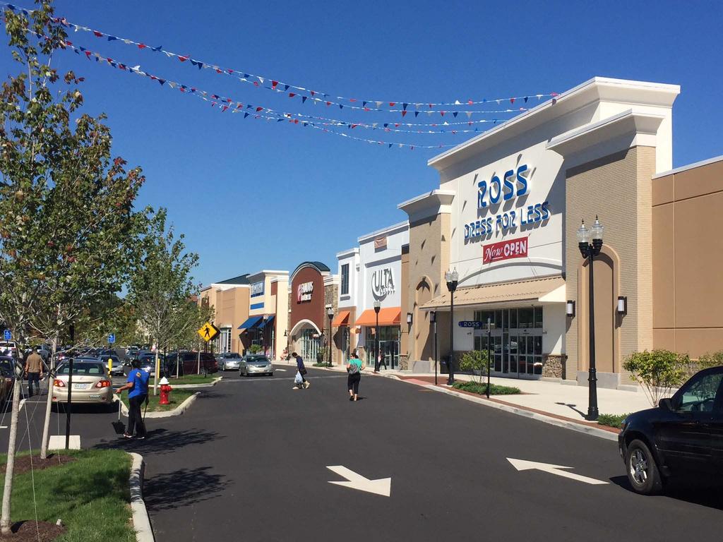 Retail For Lease Property Highlights: Dulles Landing is located at the intersection of Routes 50 and 606 in Loudoun