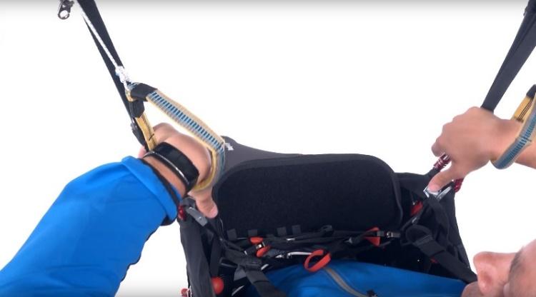 It is also possible to climb in thermals with the stability system on but the harness will not move as smoothly; to have a more dynamic harness