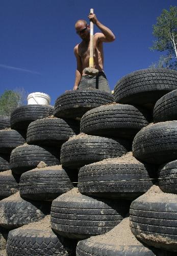 Slika 38. Izgled dijela nosivog zida načinjenog od odbačenih automobilskih guma punjenih sabijenom zemljom Izvor: S interneta, web stranica (http://middleearthhome.
