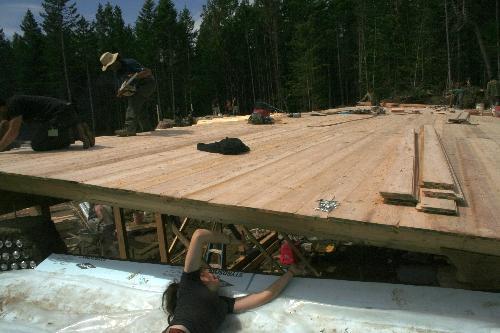 U izgradnji stropa koriste se najčešće drvene grede ili trupci i kao pokrov obične drvene daske, no poznato je da se mogu koristiti i drugi materijali koji su dostupni kao npr.