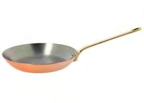 24 1,5 mm th 24 6,5 3 2 1,81 The straight-sided sauté pan allows quick browning of food and proves ideal for serving and for flambéing.