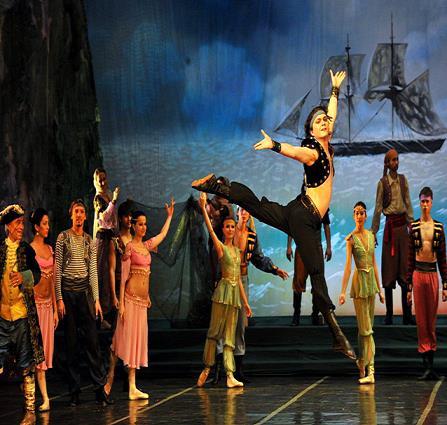 In the evening, depending on availability at the time, there will be an option to enjoy a ballet, opera or music performance at the Alisher Navoi theatre.