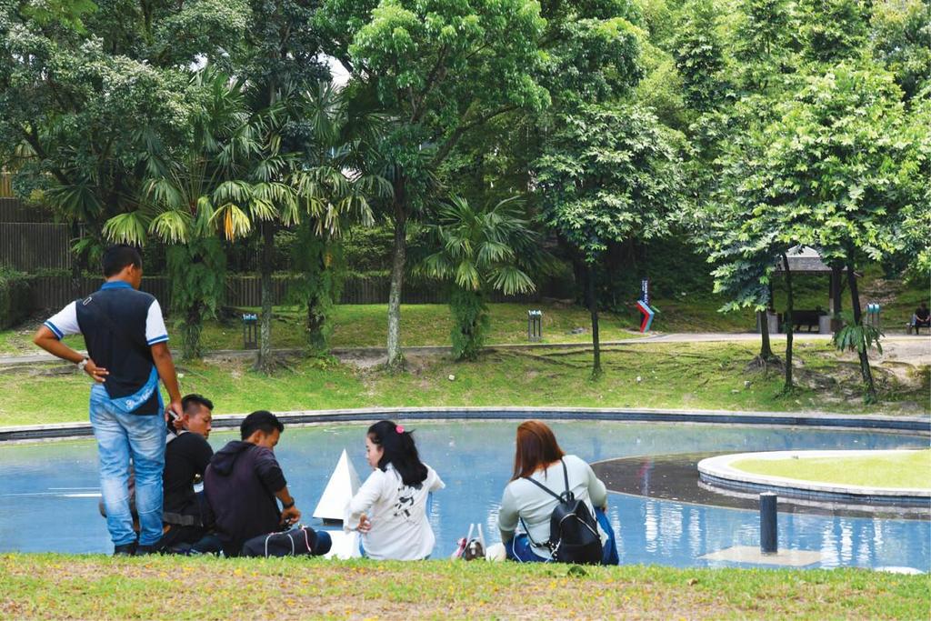 During weekdays, the park offers the workers from the surrounding offices some calm respite from the stress at work but come weekends, the park is a hive of activity as families gather to enjoy the