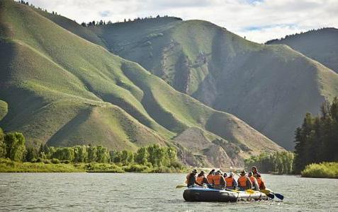 EXPLORING BY WATER SCENIC FLOAT TRIP DOWN THE SNAKE RIVER MAY - OCTOBER The Snake River quietly threads its way through the natural landscape that lies beneath the majestic peaks of the Teton