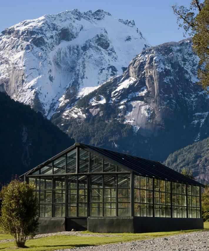 FUNDO VODUDAHUE Province of Palena 10 th Region of the Lakes Patagonia, Chile Located in the north of Chilean Patagonia, Fundo Vodudahue is a fully-functioning organic farm of 978 hectares (2415