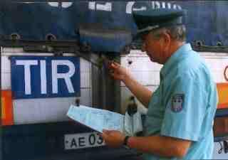 Slika 3: Označevanje odobrenega vozila za prevoz s TIR karnetom (vir:www.unit6.nl) Obrazec TIR je mednarodno predpisan in je v vseh drţavah enak.