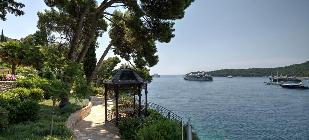 Villa Exclusive Dubrovnik Hideaway spreads on a property of 8000 m², and the villa itself covers an area of 700 m².