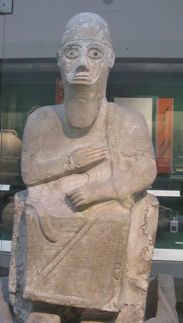 Idrimi Za razliku od Gilgameša ili Sinuhea, Idrimi je nesumnjivo bio stvarna povijesna osoba. Dvorski pisar Šaruwa opisao je njegov život na pročelju kipa, koji ga prikazuje kako sjedi na prijestolju.