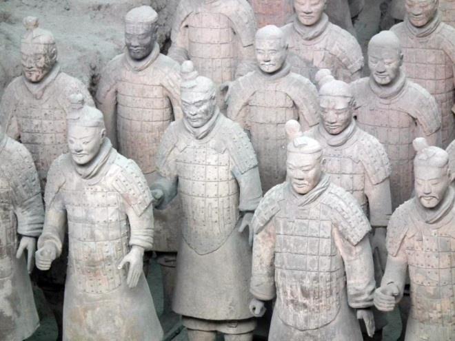 Kipovi u grobnicama Za vrijeme Shanga i Zhoua, odnosno u doba mnogodržavlja, robovi bi se živi pokapali u grobnice svojih gospodara.