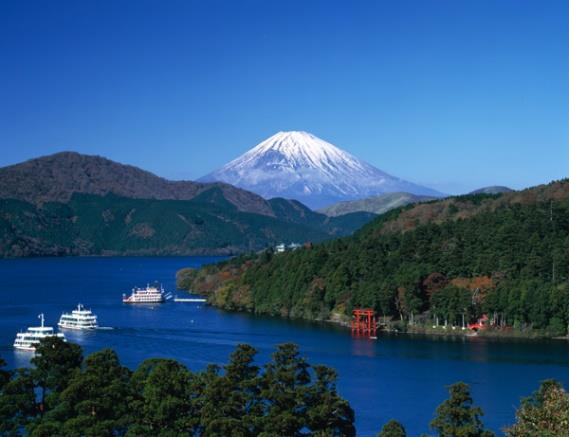 Whilst here you can wander the peaceful surroundings and visit such attractions such as the Open Air Sculpture Park, Lake Ashi and Owakudani (literally Great Boiling Valley ).