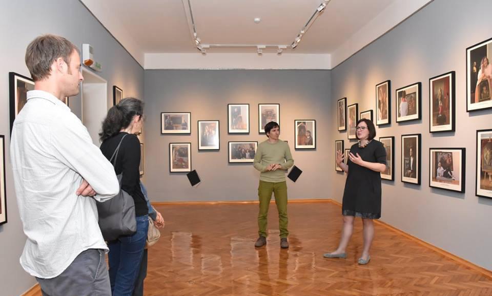 Ова изложба поставља у фокус однос музејских стручњака и посетилаца према Галерији, уметности и култури.
