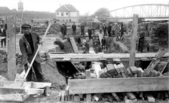 Po etak zemljanih radova na munjari krajem 1925. Gradilište osje ke elektrane, 12. svibnja 1926. Dovršena tramvajska remiza i elektrana u Osijeku, 1926.