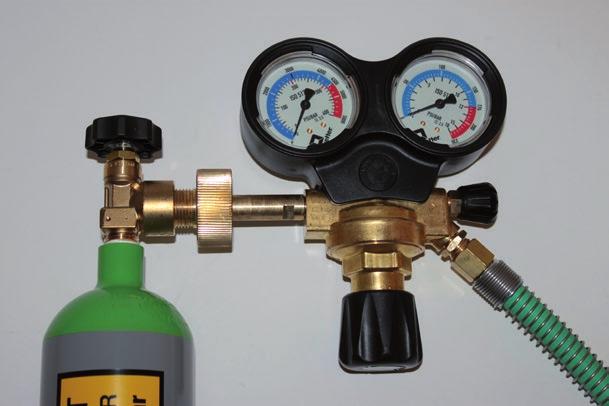 The set pressure can be checked on the back-pressure manometer (2). Connect the air hose of the pressure regulator (6) with the brass coupling of the inflation connection (7).