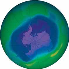 7 ANTARKTIČKA RUPA PROCES KEMIJSKE RAZGRADNJE OZONA U STRATOSFERI stratosferski ozon, troposferski ozon i ozonska "rupa" Ozon stvara sloj u stratosferi koji je najtanji u tropima i gušći prema