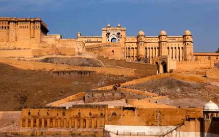 Sight Seeing Options AMER PALACE HAWA MAHAL Amer Fort is a fort located in Amer, Rajasthan. Amer is a town with an area of 4 sq. kms. And is located 11 kms from Jaipur, the capital of Rajasthan.