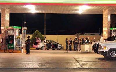 The police were aggressed as they were nearing the gas station, but repelled the attack.