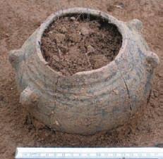 Grob 3 u kraćoj grobnoj jami, orijentiranoj u smjeru sjever-jug, duljine 1,6 m, pronađeni su ostaci keramičke posude i pršljen pokraj nogu pokojnice.
