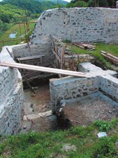 Hrvatski arheološki godišnjak 3/2006 Istraženi jugozapadni dio Staroga grada nakon konsolidacije zidova (foto: A. Azinović Bebek) zidom, određena je sonda 2 (S2, oko 28 m²).