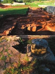 Hrvatski arheološki godišnjak 3/2006 između današnjih rimskih baza kolonade. U istočnom dijelu, uz mjesto nalaza natpisa T.Prifernia Paeta iz 2004.