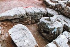 Torkularu pripada i ozidana jama s dvama ukopanim, kamenim blokovima (spoliji vijenci dopremljeni iz neke reprezentativnije građevine), rabljena kao sidrište, odnosno inačica stipitesa s nasuprotnim