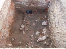 Velika količina pokretnoga arheološkog materijala pronađena je u sondi 4, u opisanim podrumskim prostorijama.