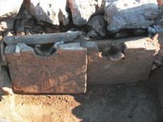 Hrvatski arheološki godišnjak 3/2006 Tri faze ukapanja Paljevinski grob s unutrašnjom konstrukcijom sastavljenom od tegula 2) Inačica prethodne, no unutar jame od zapečenih stijenki nalazi se i